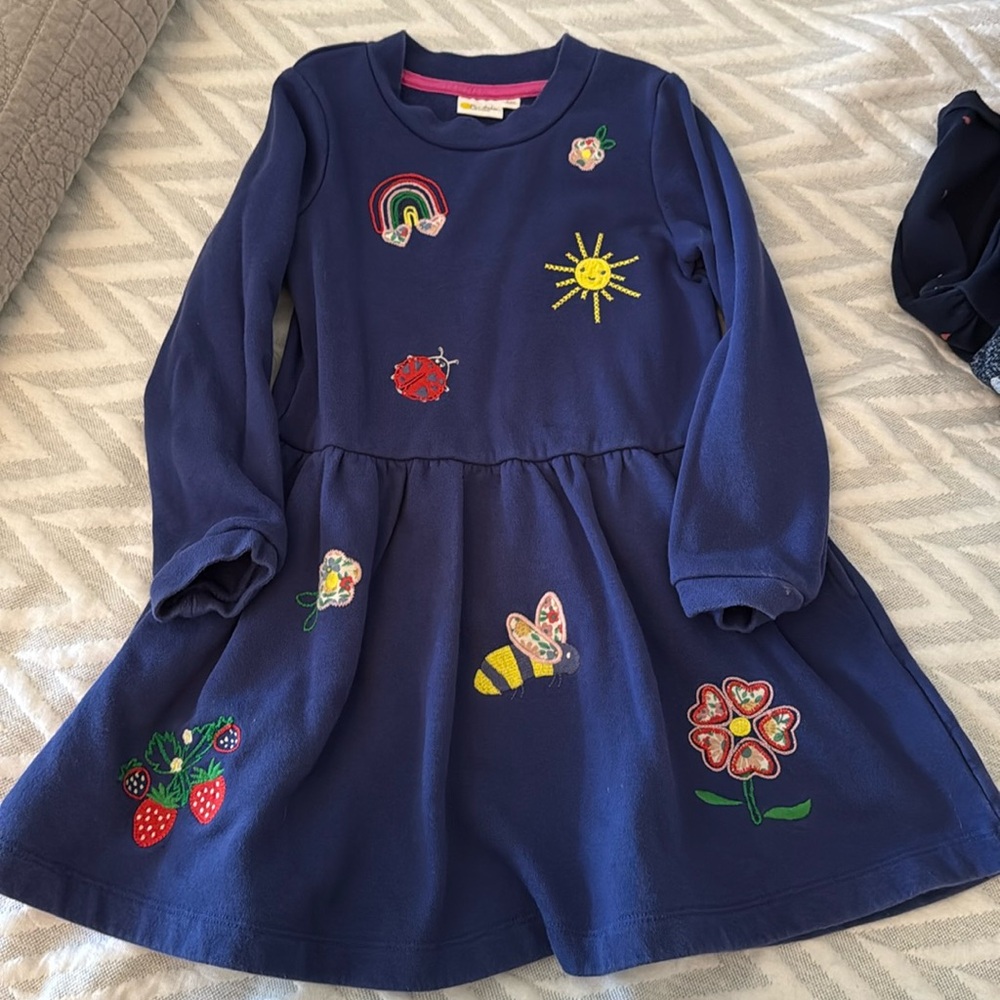 Mini Boden sweatshirt dress with embroidered details. Size 4-5 years.